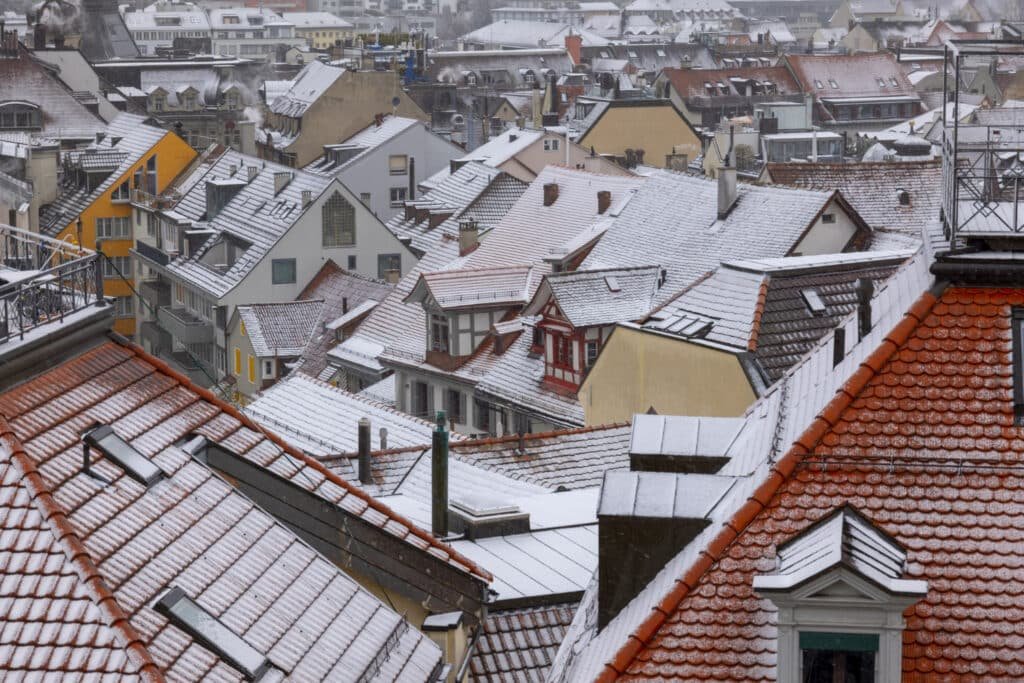 photo de plusieurs toit avec de la neige dessus