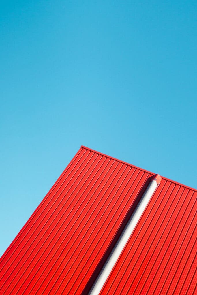 Photo d'une toiture en zinc rouge