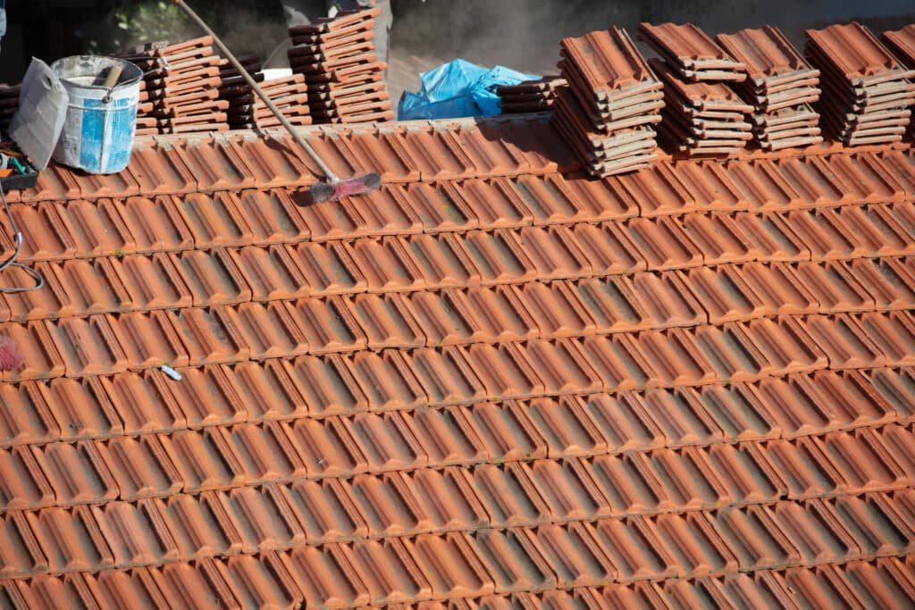 photo d'un toit en tuiles en plein nettoyage