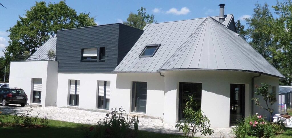 Photo d'une maison avec une belle toiture en zinc